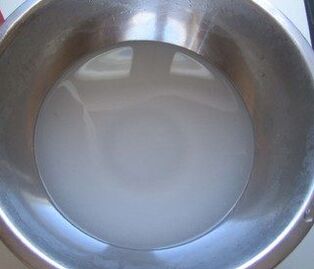 The soda was divorced into a pot of water